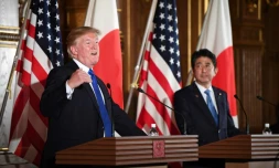 Le président américain Donald Trump (g) et le Premier ministre japonais Shinzo Abe lors d'une conférence de presse, le 6 novembre 2017 à Tokyo
