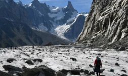 Un bénévole collecte des déchets sur le glacier la Mer de Glace à Mont-Blanc, dans les Alpes Françaises, le 2 septembre 2016