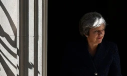 La Première ministre britannique Theresa May sort de sa résidence du 10 Downing Street, le 6 juin 2018 à Londres