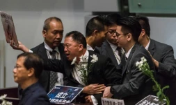 Des élus pro-démocratie scandent des slogans perturbant l'allocution de la cheffe de l'exécutif hongkongais Carrie Lam, le 17 octobre 2019 au Parlement