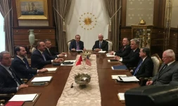 Le vice-président américain Mike Pence (C-G) avec le président turc Recep Tayyip Erdogan (C-D) à Ankara le jeudi 17 octobre 2019