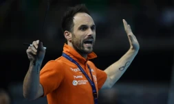 L'entraîneur des Pays-Bas Emmanuel Mayonnade donne des instructions contre la Russie en demies du Mondial féminin de handball, le 13 décembre 2019 à Kumamoto