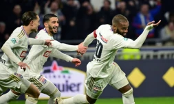 Alexandre Lacazette (n°10) célÚbre le premier de ses deux buts pour Lyon contre Valenciennes en demi-finale de coupe de France mardi au Groupama Stadium de Decines-Charpieu.