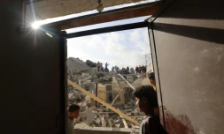 Des Palestiniens inspectent les ruines d'un immeuble détruit par une frappe israélienne, le 21 avril 2024 à Rafah, dans le sud de la bande de Gaza