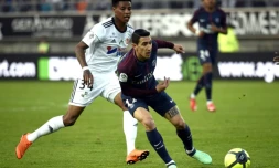 Le PSG et Angel Di Maria, ici marqué par Bongani Zungu, ont été accrochés par Amiens sur sa pelouse, le 4 mai 2018