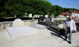 Des passants devant la tombe du général Charles de Gaulle (1890-1970), le 28 mai 2017 à Colombey-les-deux-Eglises