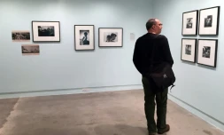 Un homme visite l'exposition "Magnum Manifesto", qui célèbre les 70 ans de l'agence Magnum, le 26 mai 2017 au Centre international de la photographie (ICP) à New York (Etats-unis)