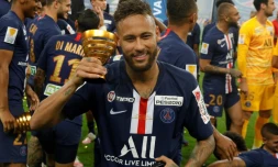 L'attaquant du Paris Saint-Germain, le Brésilien Neymar célèbre la victoire de son club en finale de la Coupe de la Ligue face à l'Olympique lyonnais, après une séance de tirs au but, au Stade de Frande à Saint-Denis, prés de Paris, le 31 juillet 2020