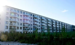 Un des blocs du complexe nazi de Prora transformĂ© en rĂ©sidence privĂ©e, le 17 aoĂ»t 2016 prĂšs de Binz, sur l'Ăźle de RĂŒgen dans la Baltique