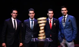 L'Espagnol Alberto Contador, l'Italien Fabio Aru, son compatriote Vincenzo Nibali et le tenant du titre néerlandais Tom Dumoulin, lors de la présentation officielle du Giro-2018 à Milan 