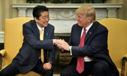 Le président américain Donald Trump accueille le Premier ministre japonais Shinzo Abe à la Maison Blanche, le 10 février 2017 à Washington