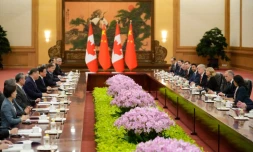 Le président chinois Xi Jinping (au centre à g.) et le Premier ministre canadien Mark Carney (2e à d.) participent à une réunion au Palais du peuple à Pékin, le 16 janvier 2026