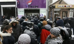 File d'attente devant le bureau de l'opérateur mobile Fenix à Donetsk, dans l'est séparatiste prorusse de l'Ukraine, le 15 janvier 2018