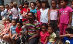 Première représentation scénique de Ti Gouya devant des enfants, avec la présence de l'auteur du livre, Teddy Iafare-Angama.
