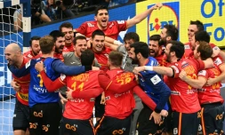 Les Espagnols célébrent leur qualification pour la finale de l'Euro de handball, après leur victoire (29-25) face au Danemark, le 28 janvier 2022 à Budapest