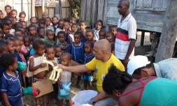 Distribution de cadeaux aux enfants par l'association Prev'Act lors d'une mission humanitaire à Madagascar (Photo : Prev'Act)
