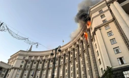 Photo prise et diffusée par le Service d'urgence de l'Etat ukrainien, le 7 septembre 2025, montrant un incendie dans le bâtiment du gouvernement ukrainien à Kiev, après une attaque nocturne de drones et de missiles russes