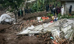 Des secouristes à la recherche de victimes après un glissement de terrain dans le village de Pasirlangu, dans la région du Bandung occidental, au sud-est de Jakarta, le 24 janvier 2026

