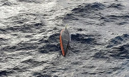 Photo fournie par la marine portugaise le 23 janvier 2022, montrant le bateau retourné du marin français Jean-Jacques Savin, au large de l'archipel portugais des Açores, le 21 janvier 2022