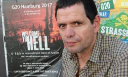 Andreas Blechschmidt, l'un des plus anciens activistes du "Rote Flora", devant une affiche "Bienvenue en Enfer", le 19 juin 2017 à Hambourg où se tiendra le sommet du G20
