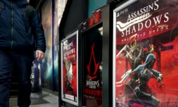 Des affiches du jeu vidéo Assassin's Creed Shadows d'Ubisoft dans un magasin d'électronique à Tokyo, le 20 mars 2025