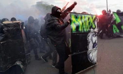 Des "blacks blocs" manifestent en marge du défilé parisien du 1er Mai 2018