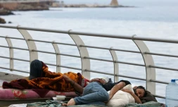 Des déplacés dorment sur le trottoir à Beyrouth, le 7 octobre 2024