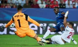 Le Lyonnais Maxwel Cornet face au gardien du FC Séville Sergio Rico, le  27 septembre 2016 lors du match aller en Espagne