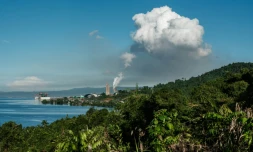 De la fumée au-dessus du parc industriel de Weda Bay (WBIP), centre de traitement et de fusion du nickel, le 14 avril 2025 à Gemaf, sur l'île de Halmahera, dans le nord des Moluques, en Indonésie