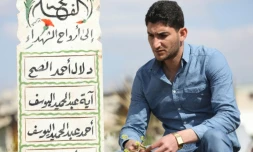 Abdelhamid Youssef se recueille sur la tombe de ses proches, dont sa femme et ses deux enfants, morts dans l'attaque de Khan Cheikhoun, dans le nord-ouest de la Syrie le 4 avril 2017