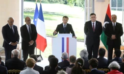 De g. à d.: Ghassan Salame, représentant spécial de l'ONU pour la Libye, Jean-Yves Le Drian, ministre français des Affaires étrangères, Emmanuel Macron, président de la République, Fayez al-Sarraj, Premier ministre libyen, et le général Khalifa Haftar, à La Celle-Saint-Cloud, le 25 juillet 2017