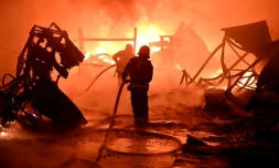 Incendie causé par une attaque de drone russe sur un site industriel de Kharkiv (nord-est de l'Ukraine) le 4 mai 2024