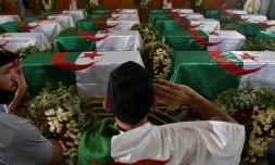 Un Algérien rend hommage aux restes de 24 combattants tués au début de la colonisation française restitués par la France, le 4 juillet 2020