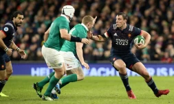 Le N.8 du XV de France Louis Picamoles (d) face à l'ailier Keith Earls (2d) lors du Six nations, le 25 février 2017 à Dublin
