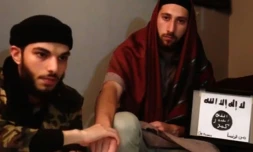Capture d'écran d'une vidéo diffusée le 27 juillet 2016 par l'EI dans laquelle deux hommes présentés comme les auteurs de l'attaque de Saint-Étienne-du-Rouvray, "Abou Jalil al-Hanafi"(g) et "Abou Omar" (d), prêtent allégeance au chef de l'EI 