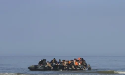 Des migrants tentent de monter à bord d'un bateau de passeurs pour traverser la Manche au large de la plage d'Equihen, dans le nord de la France, le 30 juin 2025