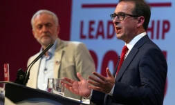Le leader du parti travailliste britannique Jeremy Corbyn (G) et le candidat Ă la tĂȘte du parti Owen Smith Ă Cardiff, le 4 aoĂ»t 2016