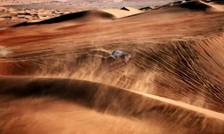 Le pilote espagnol de Mini Carlos Sainz et son copilote Lucas Cruz au cours de la 11 étape du Dakar 2020 entre Shubaytah et Haradh, en Arabie saoudite, le 16 janvier 2020