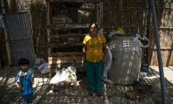 Marilyn Cahuana devant sa cabane dans un campement précaire installé le long de la route Panaméricaine, à 980 km au nord de Lima, le 17 octobre 2021 au Pérou