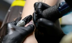 Abigail Glasgow reçoit un tatouage éphémère chez Ephemeral, à New York, le 21 avril 2021