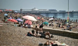 La plage de Brighton dans le sud de l'Angleterre pendant une vague de chaleur le 25 mai 2026 