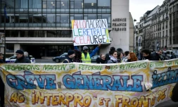 Des "gilets jaunes" manifestent place de la Bourse à Paris le 28 décembre 2019