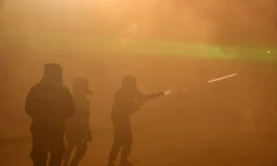 Des forces de sécurité libanaises tirent des grenades lacrymogènes lors de heurts avec les manifestants, le 18 janvier 2020 au soir dans le centre de Beyrouth