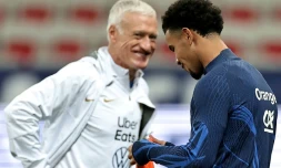 Le sélectionneur de l'équipe de France Didier Deschamps discute avec le jeune milieu de terrain Warren Zaïre-Emery, lors d'un entraßnement à l'Allianz Riviera de Nice, le 17 novembre 2024