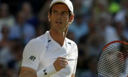 Le N.1 mondial écossais et tenant du titre Andy Murray face à l'Allemand Dustin Brown lors du 2e tour à Wimbledon, le 5 juillet 2017
