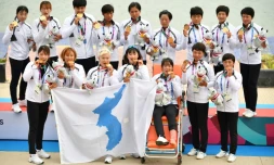 L'équipe de Corée unifiée médaillée d'or du 500 m de canoë de bateau-dragon, lors des Jeux Asiatiques, à Palembang en Indonésie, le 26 août 2018