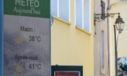 Les prévisions de températures de la météo sur un écran dans une rue de Villeneuve-les-Béziers, le 8 juillet 2026 dans l'Hérault