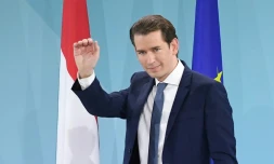 Le chancelier autrichien Sebastian Kurz salue ses partisans lors de la soirée électorale à Vienne, le 29 septembre 2019