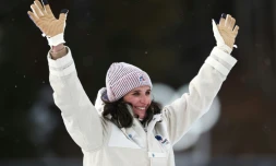 La médaillée d'or française Julia Simon pose sur le podium de l'épreuve individuelle féminine de biathlon 15 km lors des JO de Milan Cortina, le 11 février 2026 à Anterselva (Italie)