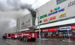 Photo obtenue auprÚs du ministÚre russe des Situations d'urgence le 25 mars 2018 montrant des camions de pompiers luttant contre un incendie dans un centre de commercial de Kemerovo en Sibérie occidentale